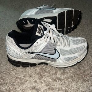 Women’s Nike Vomero 5. Size 8!